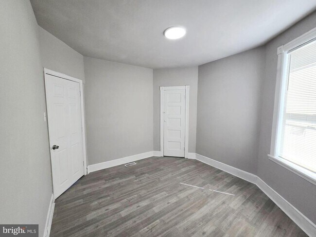 Building Photo - 5552 Addison St