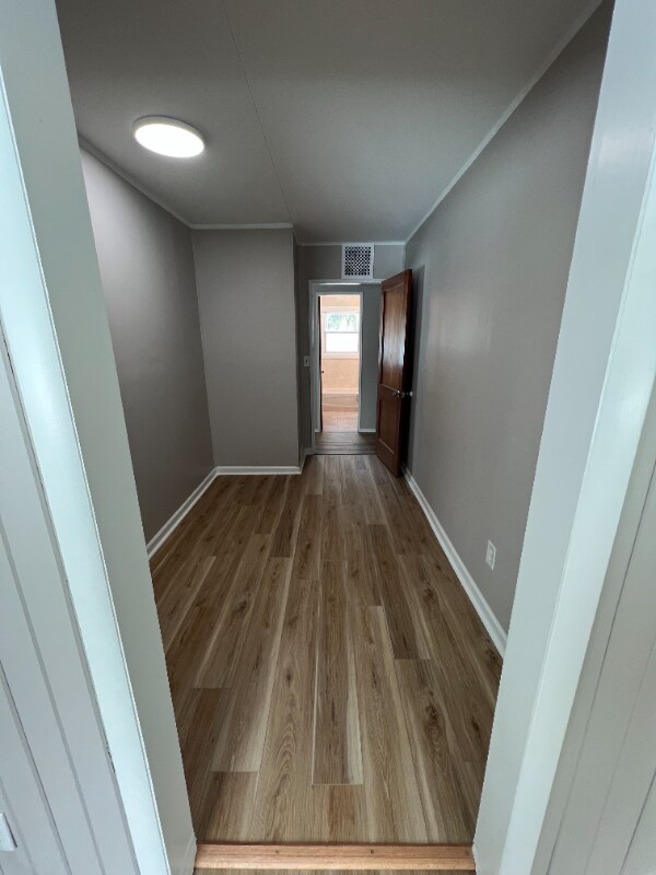 Building Photo - 209 Iroquois St