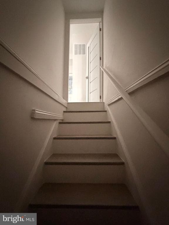 Building Photo - 726 Roxboro Pl NW