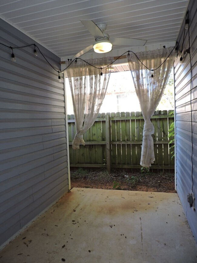 Building Photo - Easy access to interstate, shopping & downtown Pensacola!