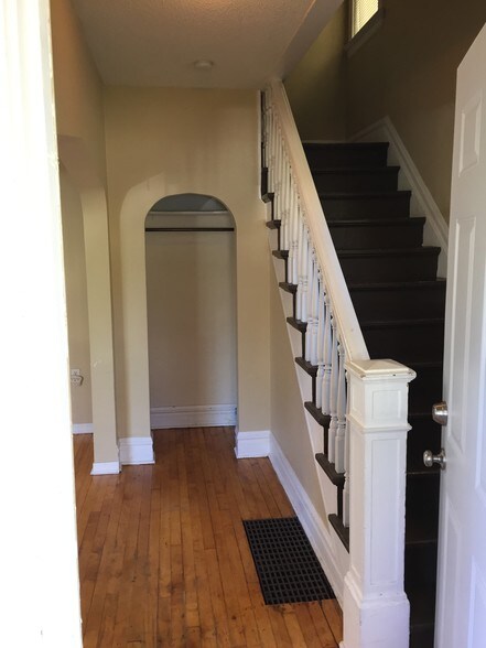 Building Photo - 926 E 8th St