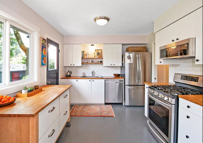 Building Photo - |NEW| ~ Charming 3-Bedroom Home in Portlan...