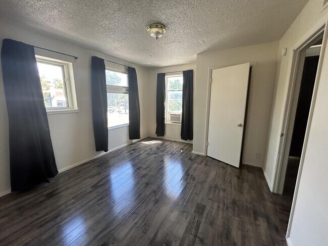Building Photo - 560 S 600 E
