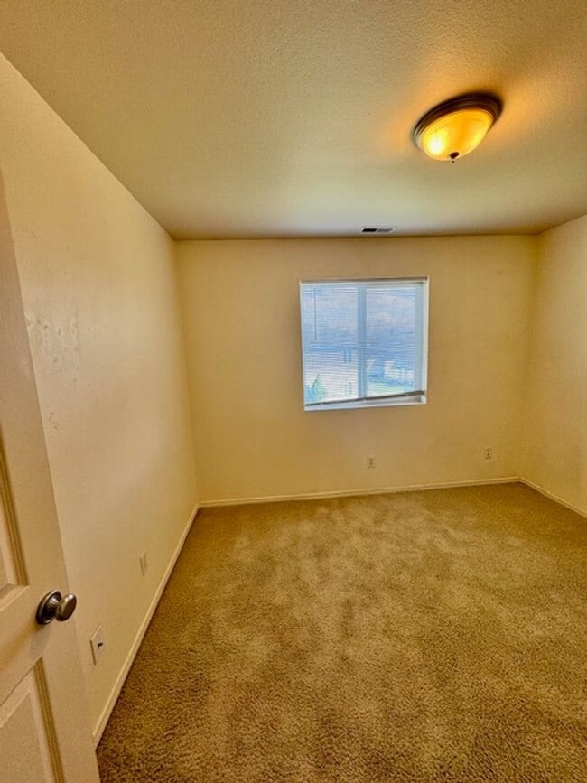 Building Photo - 2 Bedroom 1 Bathroom Unit in 8 Plex