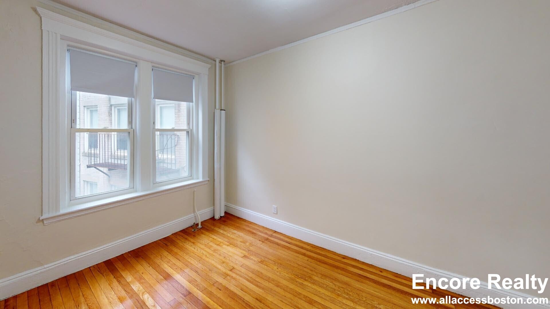 Building Photo - 235 Park Dr