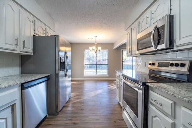 Building Photo - ** Move-In Special ** Beautiful 3 Bed 2 Ba...