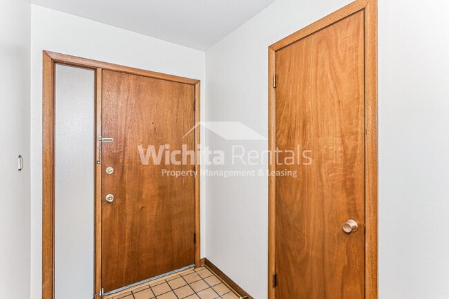 Building Photo - Large 3 bedroom , 2 bath home