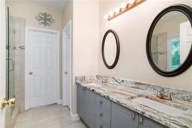 Building Photo - 3915 High Gables E