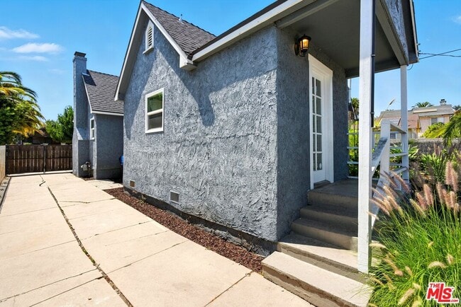 Building Photo - 5428 S Victoria Ave