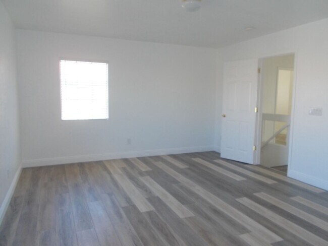Building Photo - Spacious 4-Bedroom, 2.5-Bathroom Home – Fr...