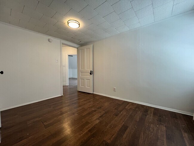 Building Photo - 229 Amber St