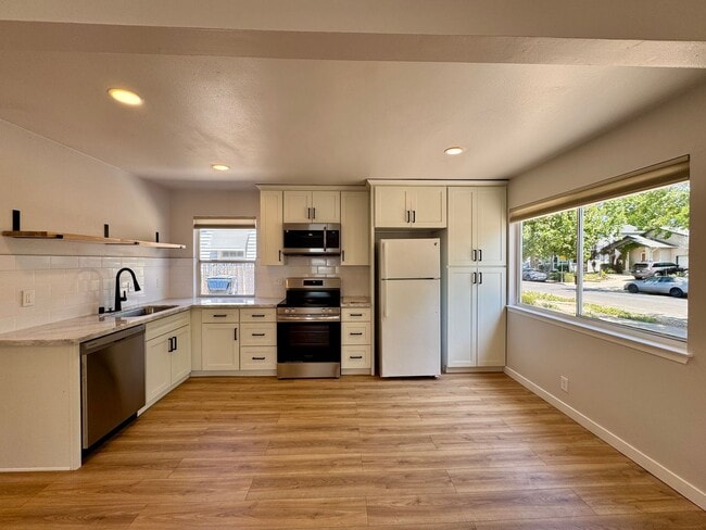 Building Photo - Adorable Newley Remodeled Home Available Now in Sacramento!