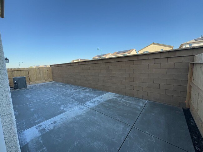 Building Photo - Newly built Woodside home located in Huckl...