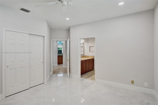 Building Photo - 2553 Jardin Manor