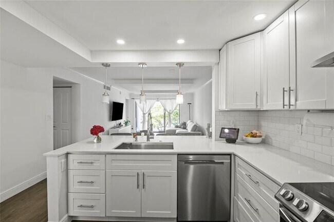 Building Photo - 2310 S Cypress Bend Dr