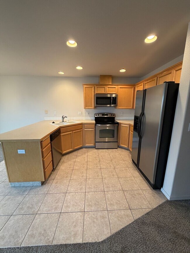 Building Photo - New paint & carpet! 2 bed 2.5 bath + bonus room townhome
