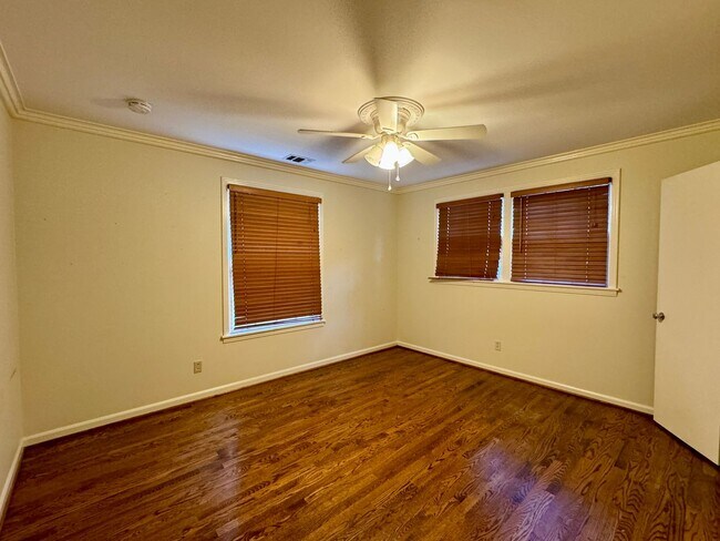 Building Photo - Idyllic Green Hills Home