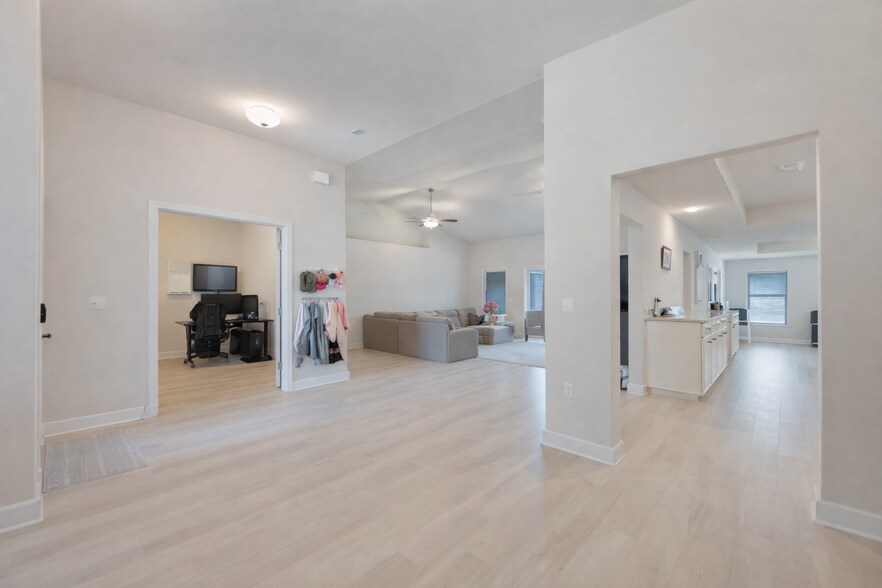 Building Photo - 5833 Crestlake Dr