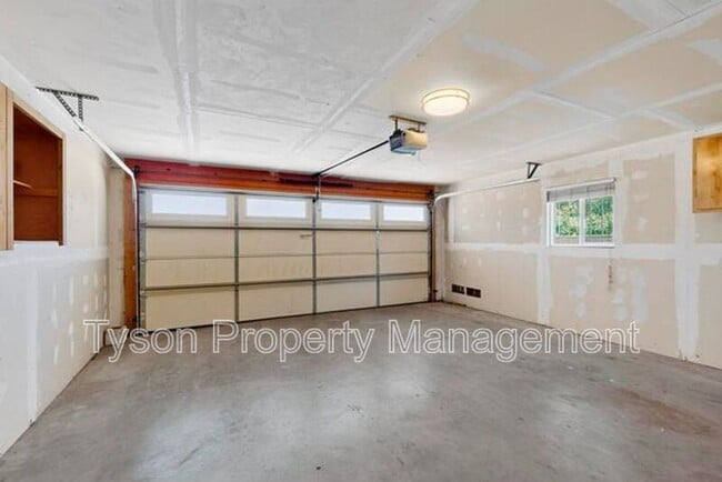 Building Photo - 8804 Bellehaven Ave NE