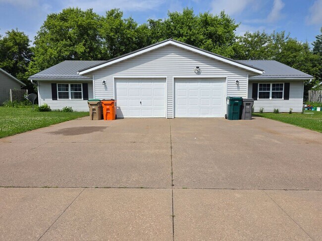 Building Photo - 2102/2104 Mittlestadt