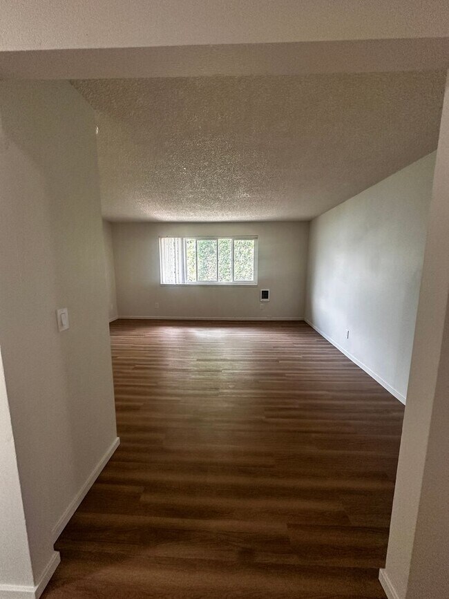 Building Photo - Spacious 3-Bedroom Apartment with Limited-...