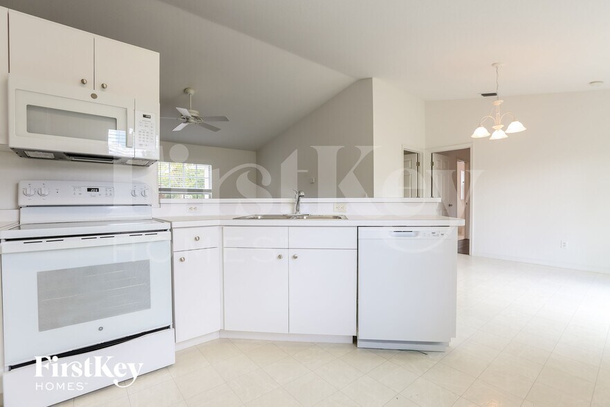 Building Photo - 11092 Vanessa Ave