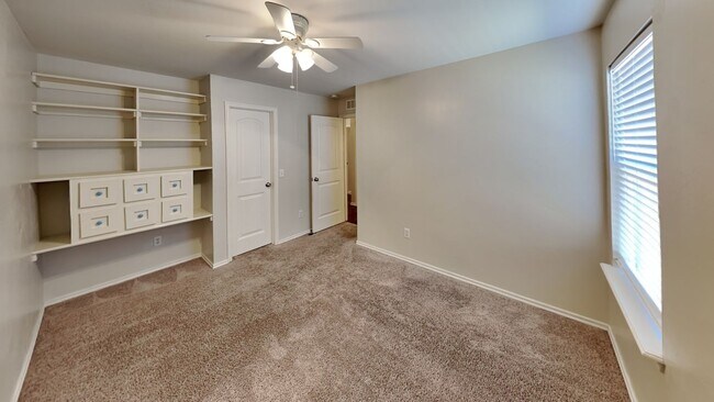 Building Photo - 3 Bedroom 2 Bath 2 Car Garage in Deer Creek Schools