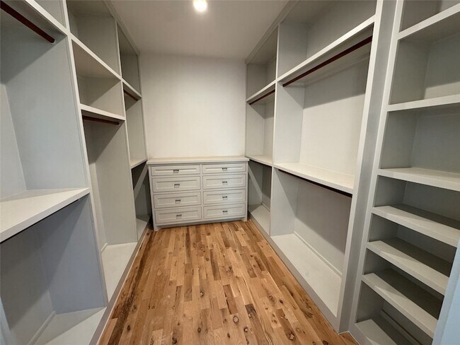 Building Photo - 505 E 40th St