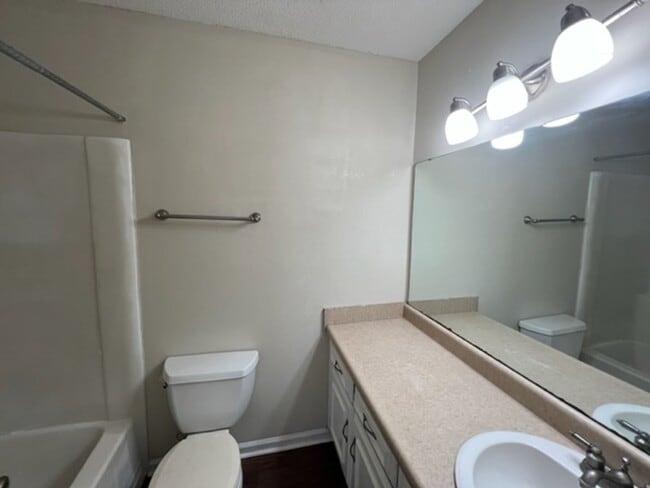 Building Photo - 6 Somerset Townhouse