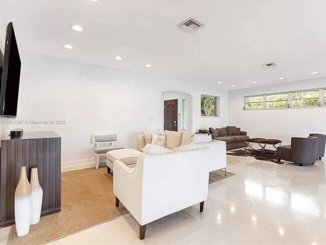 Building Photo - 565 N Shore Dr