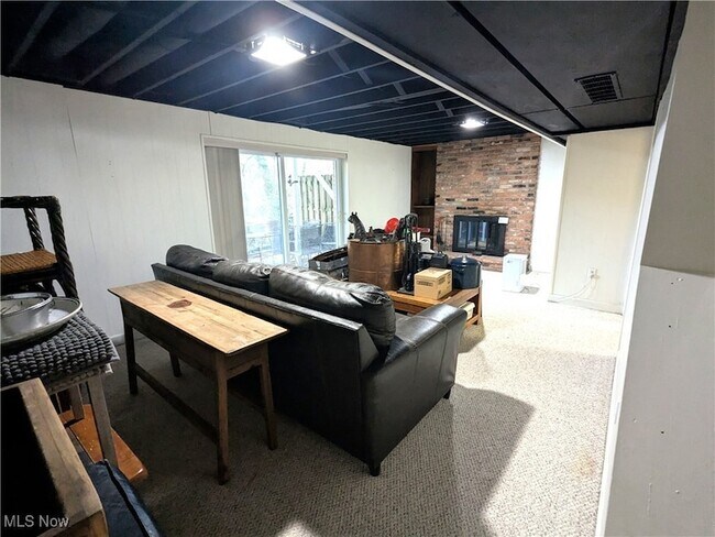 Building Photo - 14 E Carriage Dr