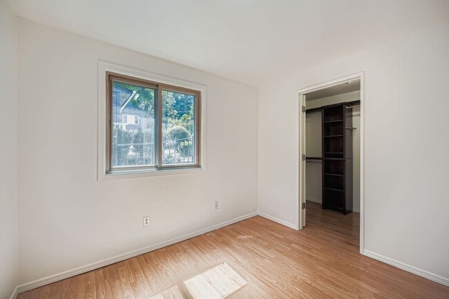Building Photo - Spacious 1bed/1bath Unit with Garage Parking!
