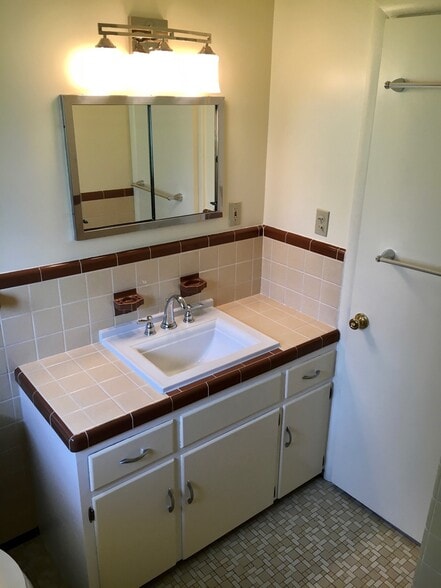 bathroom - 1822 Jackson Ave