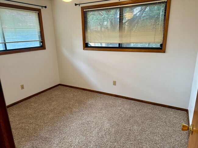 Building Photo - Milwaukie Triplex in quiet neighborhood w/ garage parking