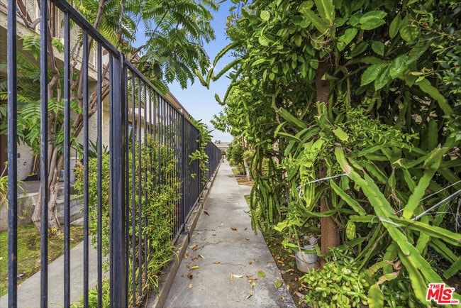 Building Photo - 417 N Alhambra Ave
