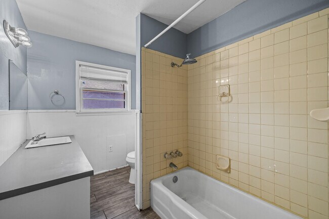 Building Photo - 3409 E 17th St