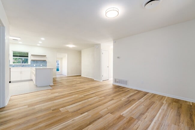 Building Photo - 1802 Janis Dr