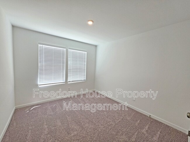 Building Photo - 663 Huyana Wind Dr
