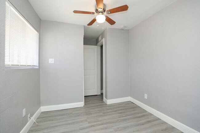 Building Photo - 8127 Colonial Ln