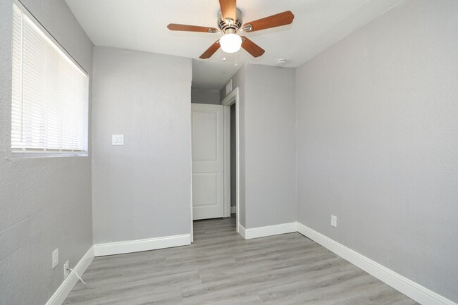 Building Photo - For Lease | 2 Bed, 1 Bath | 800 Sq Ft | Sunnyside Place Community |