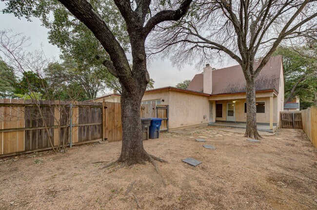 Building Photo - Charming Home with Vaulted Ceilings & Loft Near 281 & Bitters