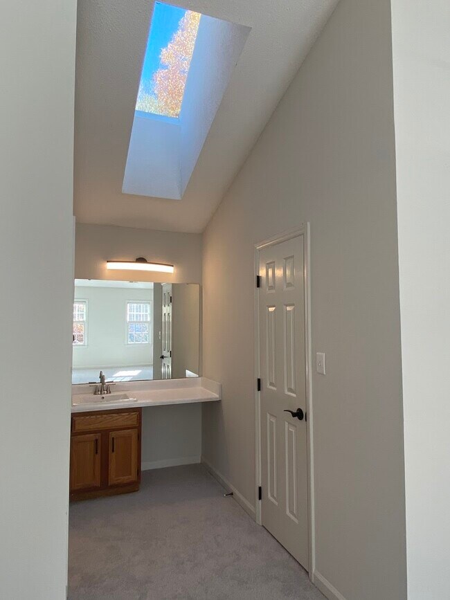 Building Photo - 118 W Skyhawk Dr