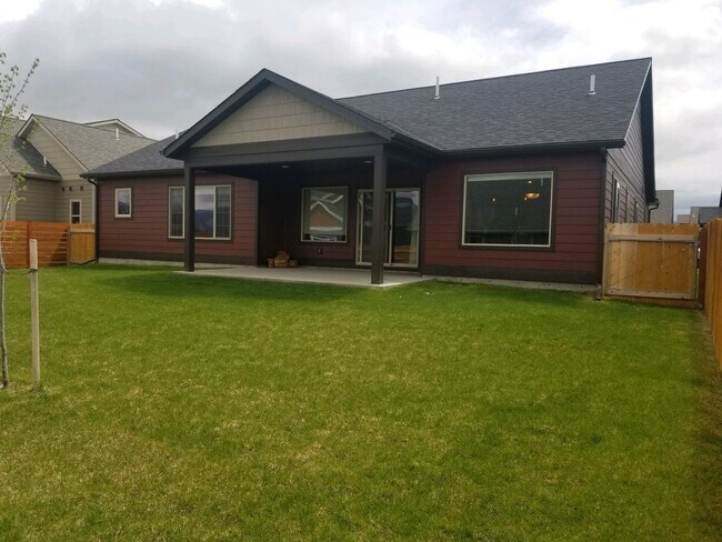 Building Photo - 3 Bedroom 2 Bathroom Home
