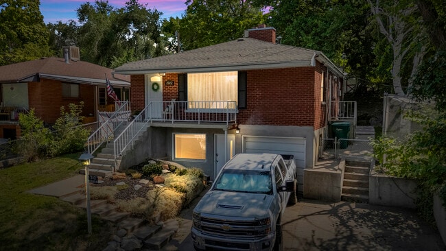 Primary Photo - 2142 Robins Ave