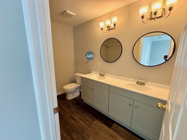 Building Photo - Modern 3-Bed Condo: Lovely Appliances, LVP...