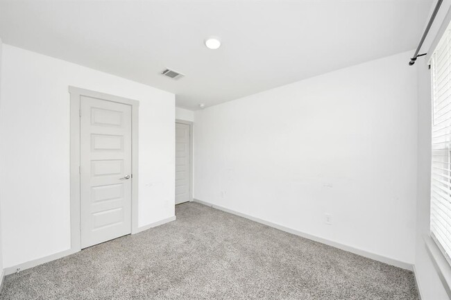 Building Photo - 7007 Fleetwood Crescent Wy