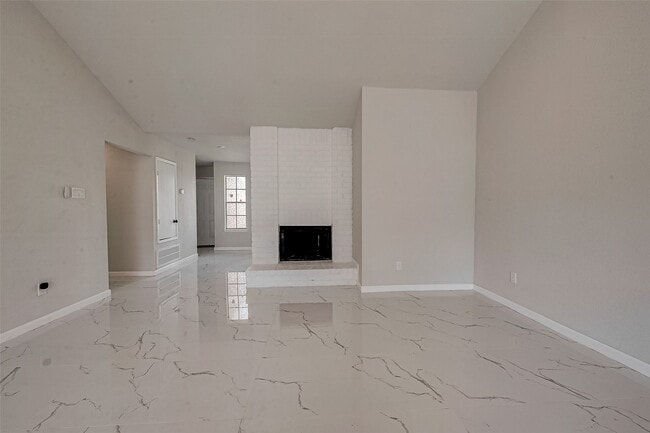 Building Photo - 12055 Fairpoint Dr