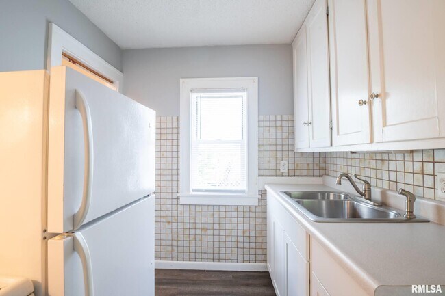 Building Photo - 4515 Drake Dr