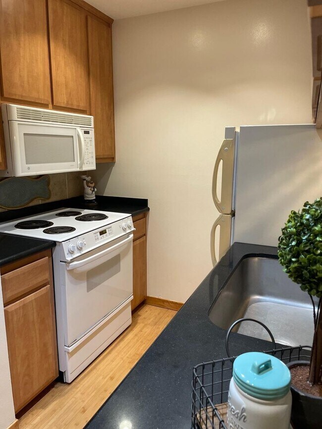 Building Photo - Tasteful Single Story Condo 1bd/1ba - Grea...