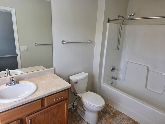 Building Photo - 4543 NE McDougal Ln